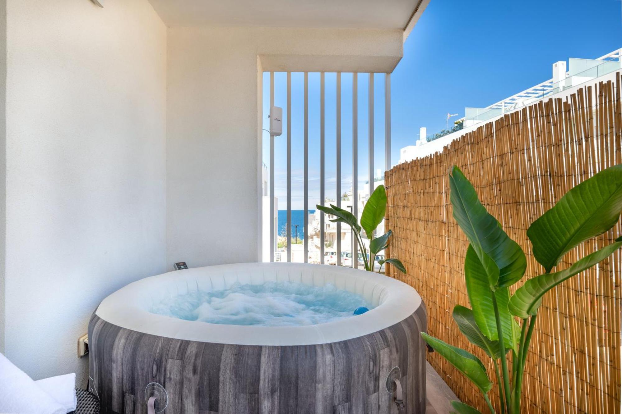 Exclusive Deluxe Apt Up To 6 People & Heated Tub Polignano a Mare Luaran gambar